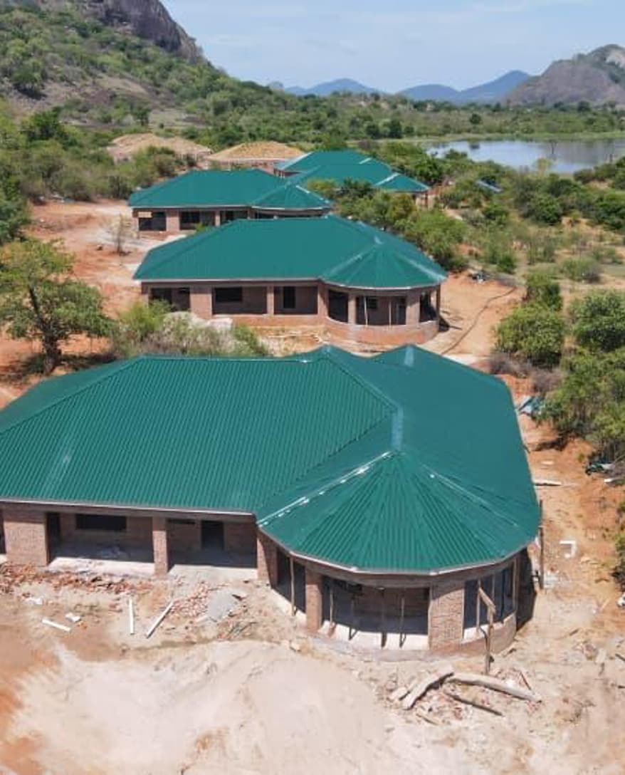 Perched among the ancient granite outcrops of the Mberengwa mountains, this eco-lodge is a masterclass in harmonizing ar